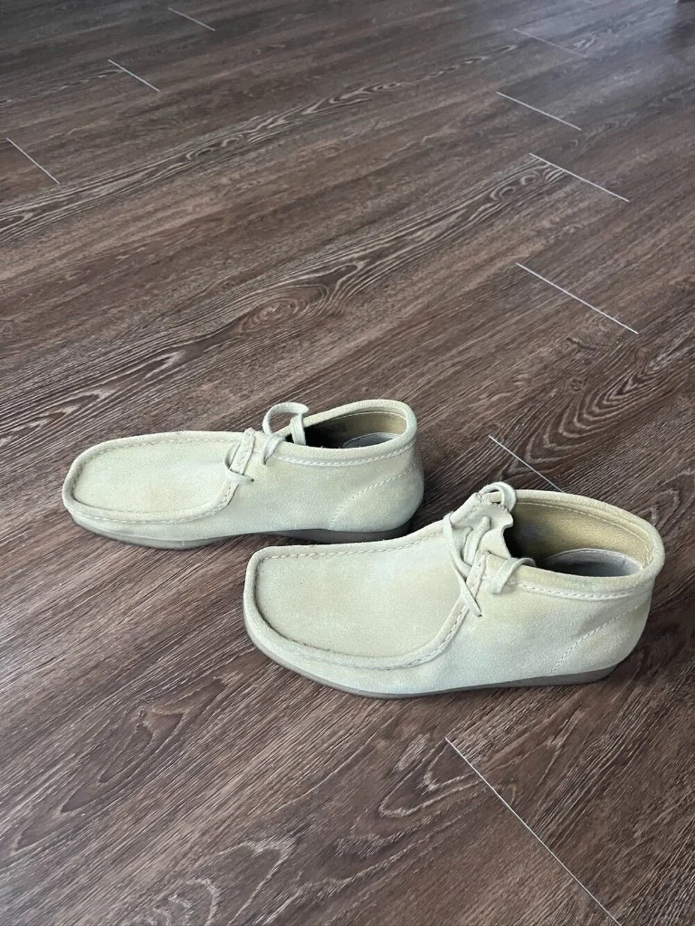 Clarks Wallabees Mens Chukka Suede Boot Cream Colorway Sz 10 Good Condition